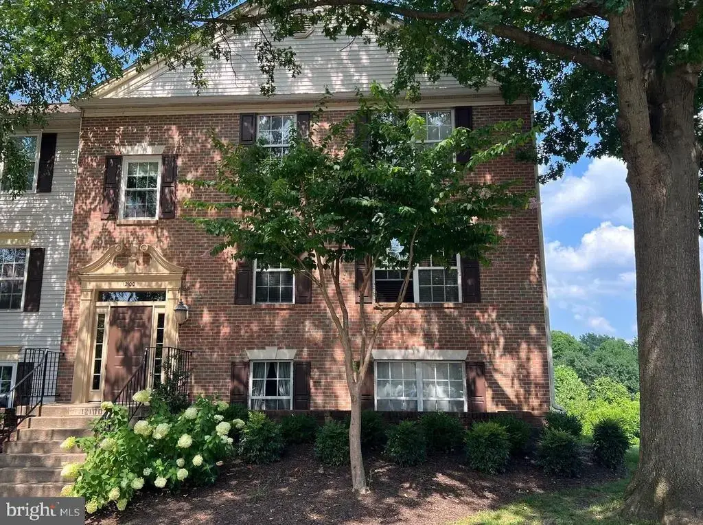12100 Greenway Ct #202, FAIRFAX