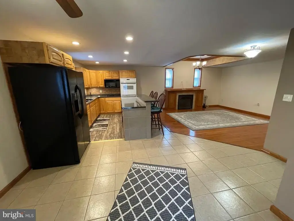 210 N Centre Ave #apartment A, LEESPORT