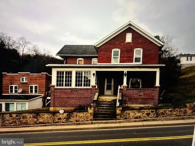104 E Main St, Hancock