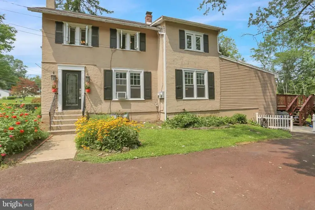 6 Perkiomen Ave, SCHWENKSVILLE