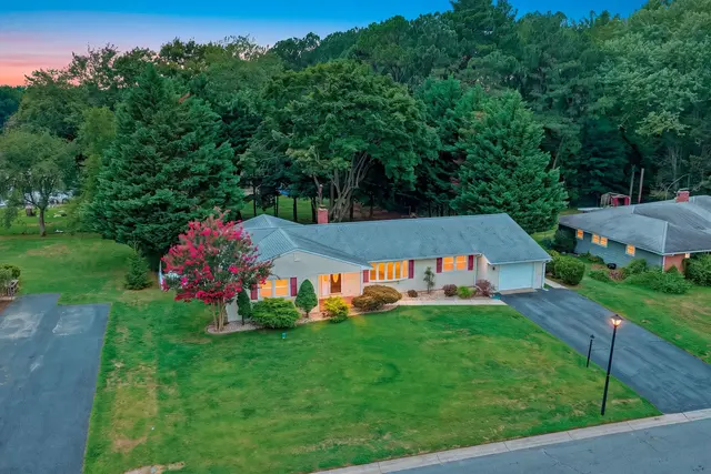 90 Greenview Dr, Dover