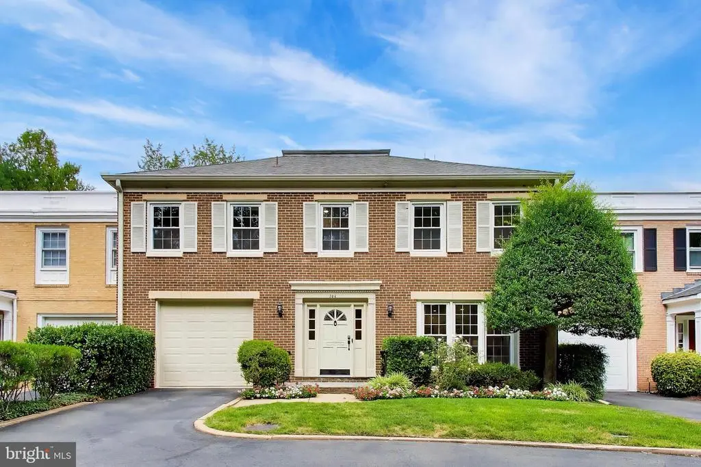 704 Blueberry Hill Rd, MCLEAN