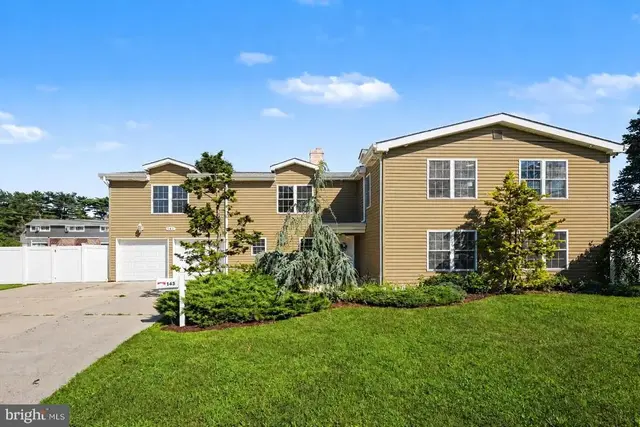 143 Forsythia Dr N, Levittown