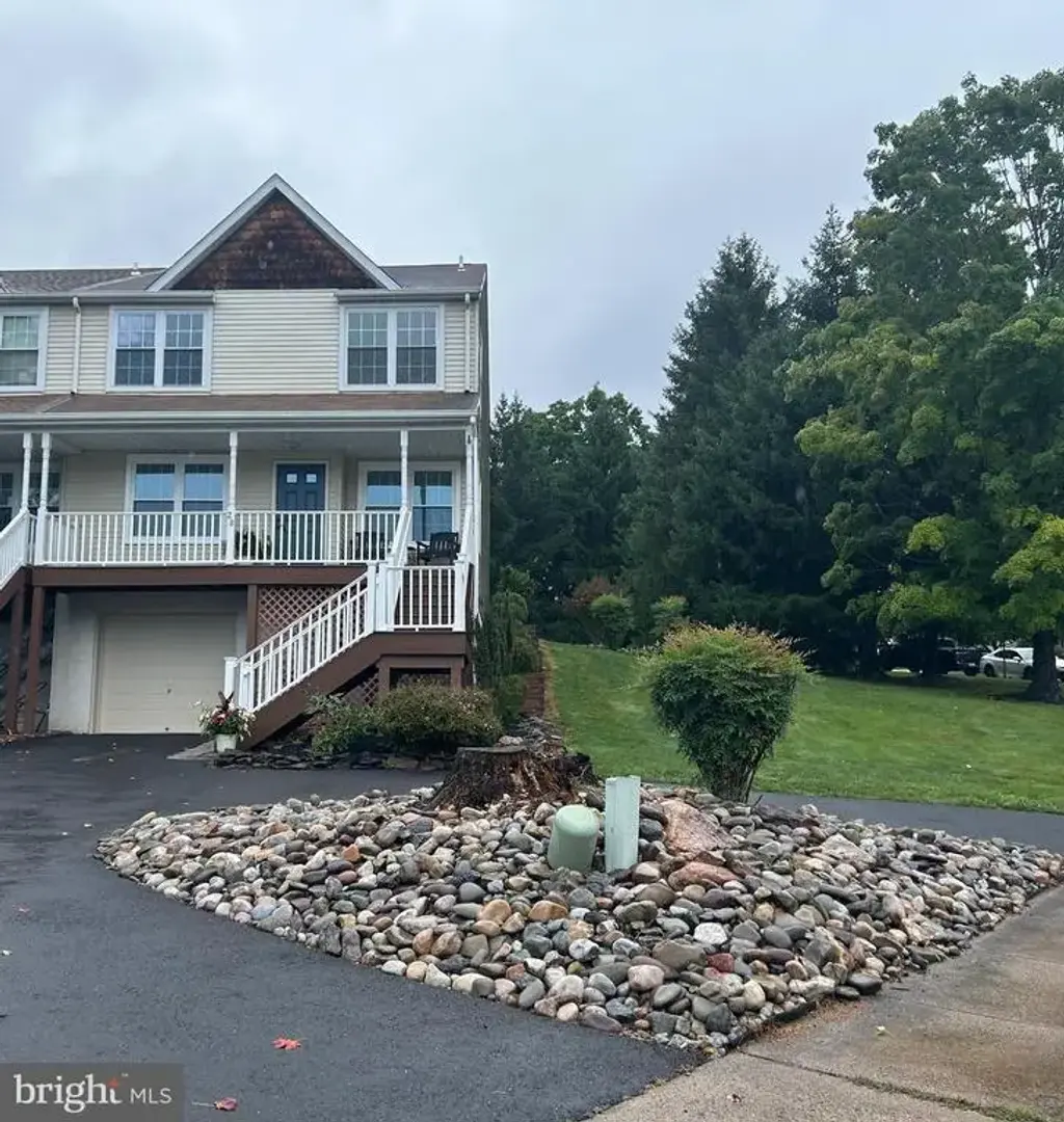28 Cottonwood Dr, SOUTHAMPTON