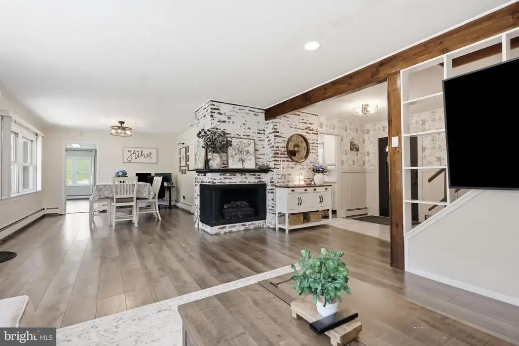 201 Snowball Dr, LEVITTOWN