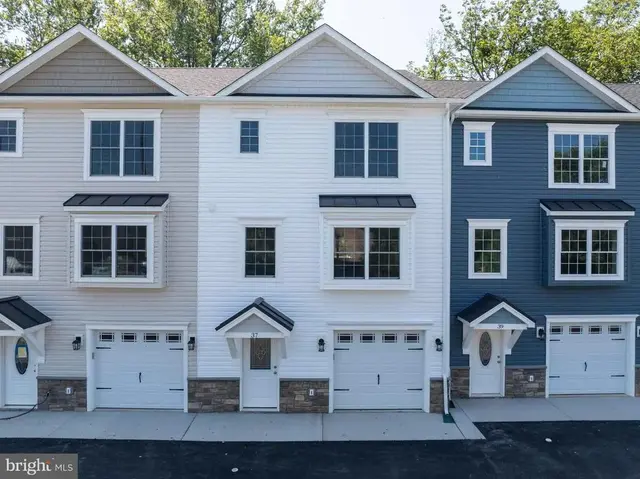37 W Duck St W, Front Royal