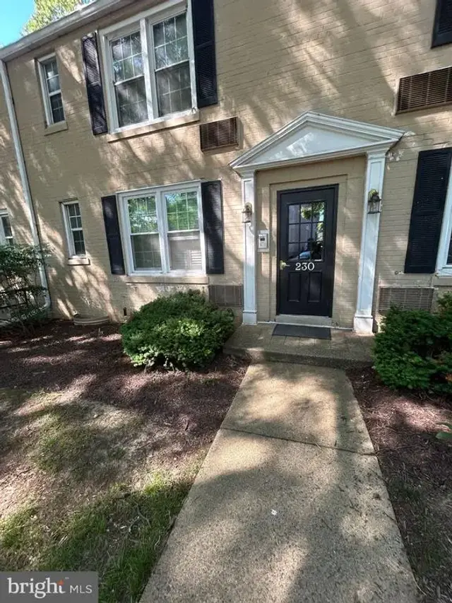 230 N Thomas St N #230-1, Arlington