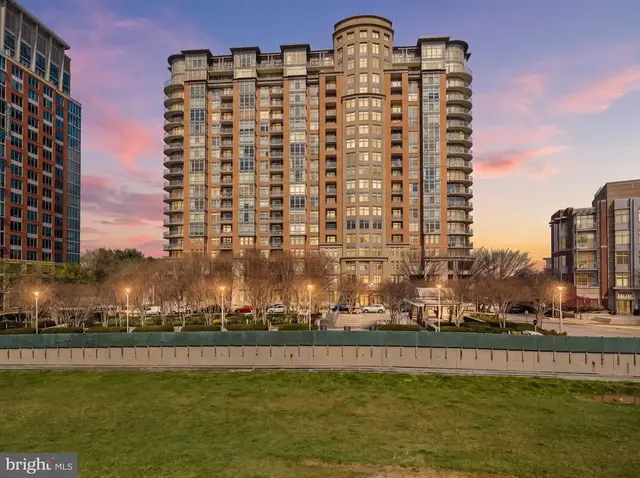 8220 Crestwood Heights Dr #1015, Mclean