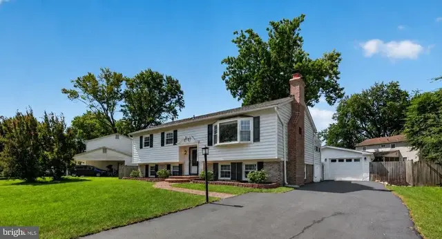 5703 Broadmoor St, Alexandria
