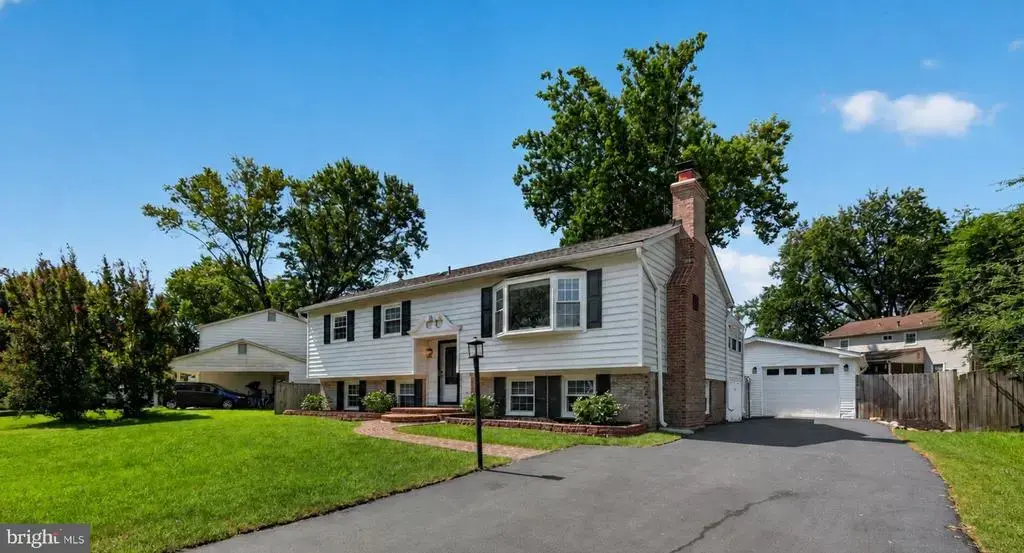 5703 Broadmoor St, ALEXANDRIA