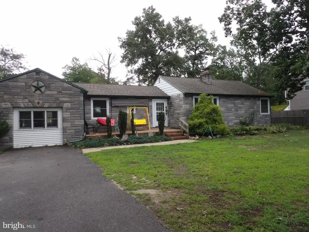 107 Pine Ln, HAINESPORT