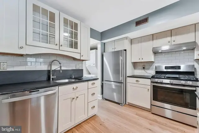 2074 Royal Fern Ct #33/22b, Reston