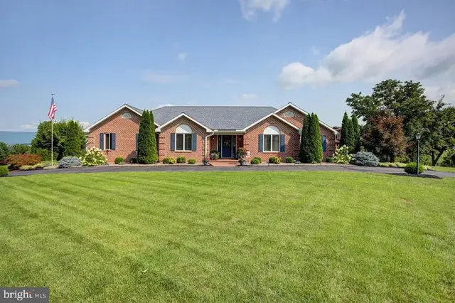 1403 Majestic Dr, Chambersburg