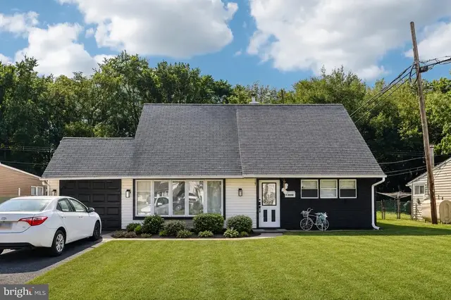 85 Kingwood Ln, Levittown