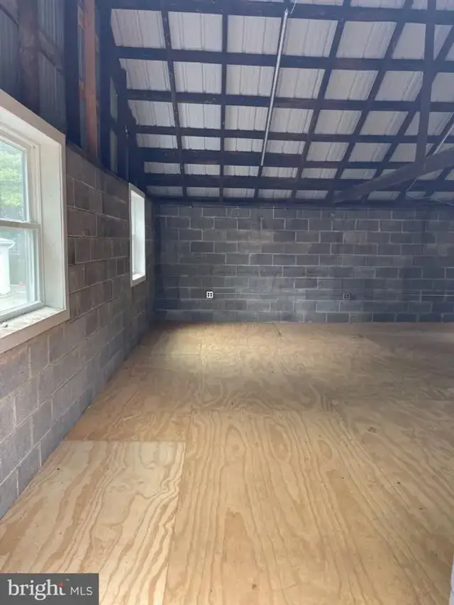 504 S Main St, Shrewsbury