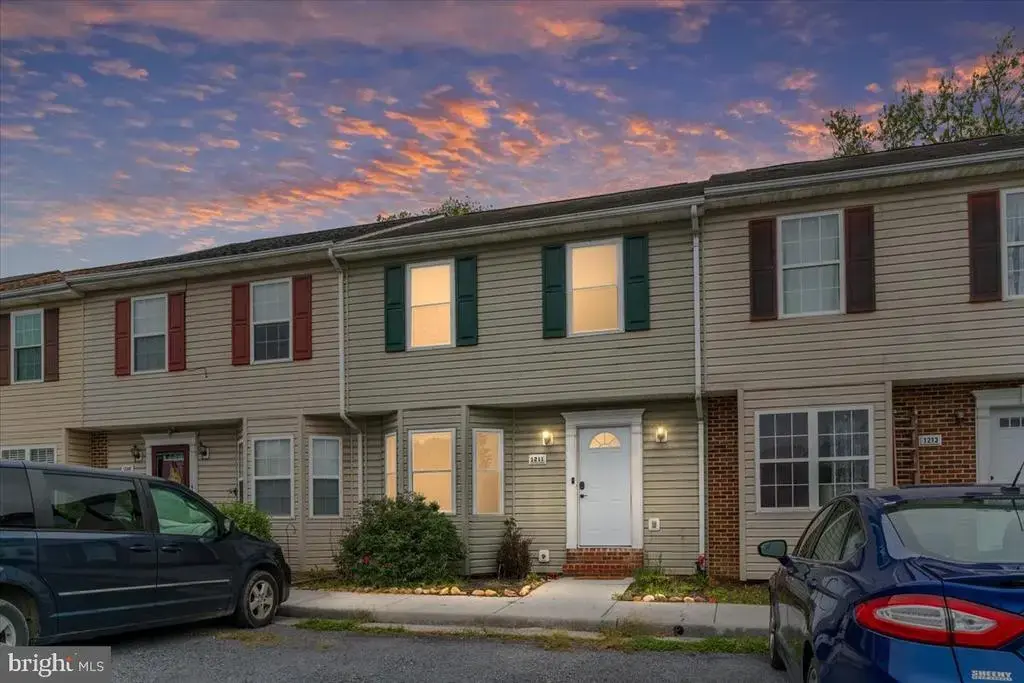 1211 Julie Ct, WOODSTOCK