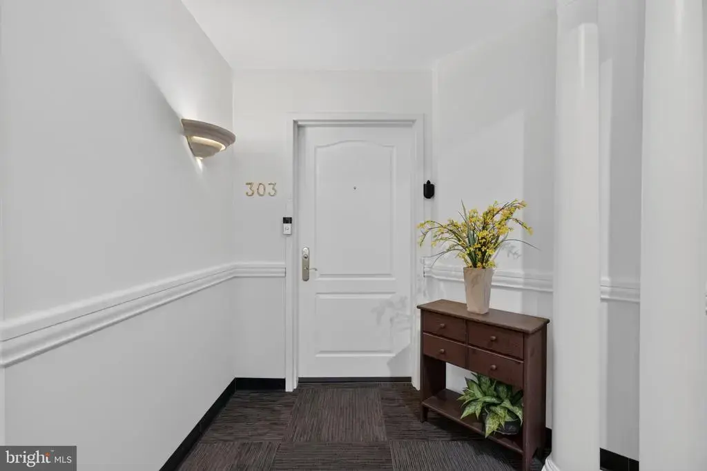 100 Aura Rd #303, CLAYTON