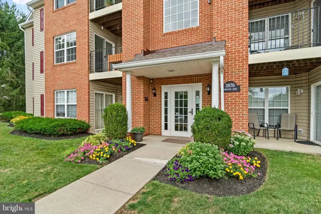 3870 Normandy Dr #2a, HAMPSTEAD
