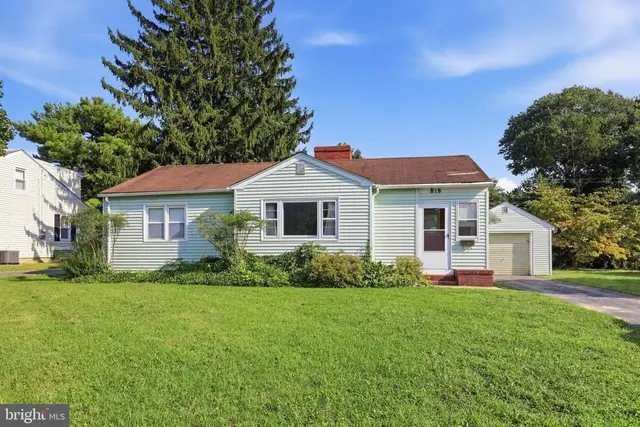 818 E Division St, Dover