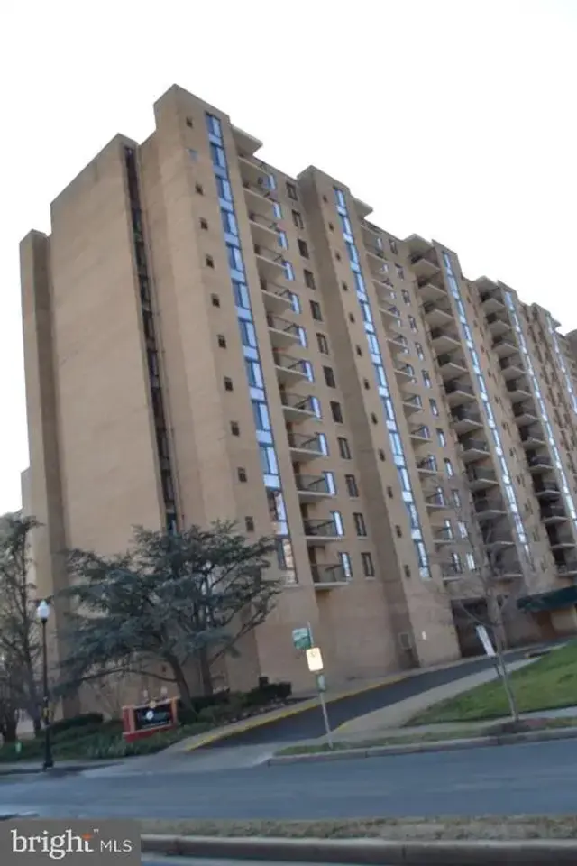 4500 S Four Mile Run Dr #823, Arlington