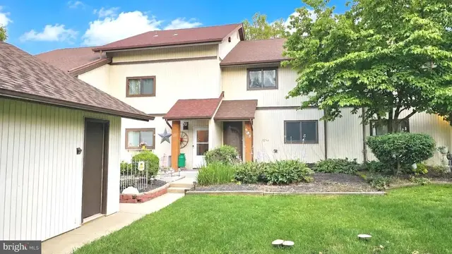 25 Village Dr, Smyrna