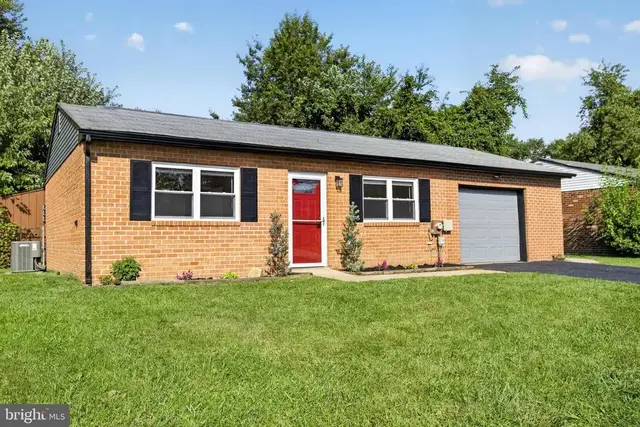 18 Defoe Cir, Newark