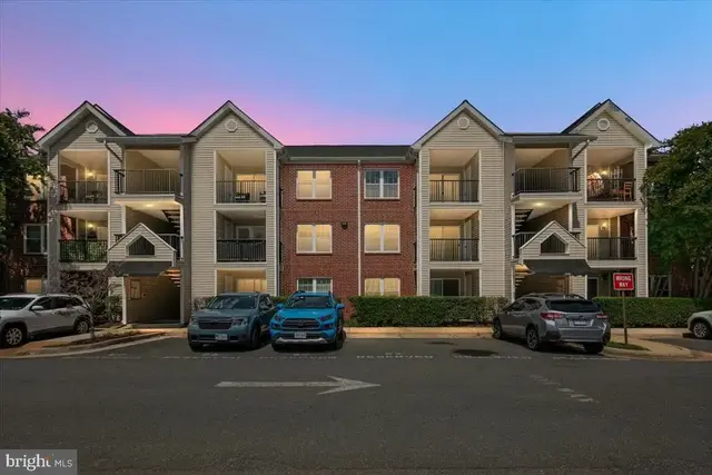 3306 Wyndham Cir #127, Alexandria