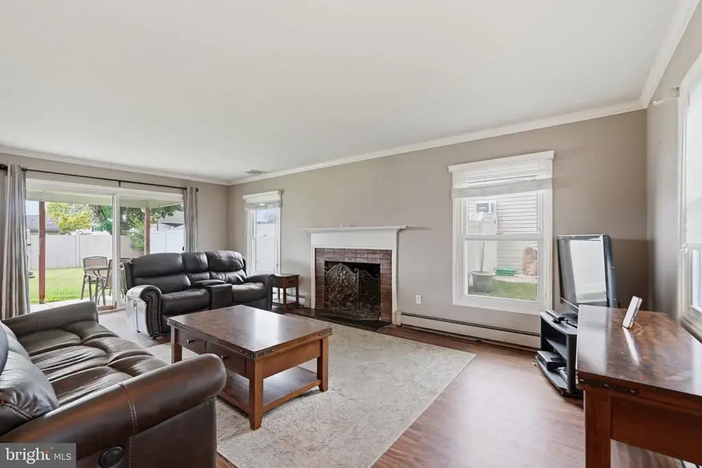 94 Terrace Rd, LEVITTOWN