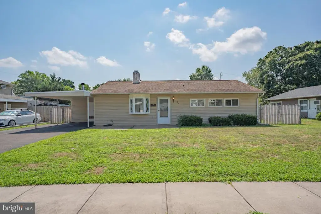 32 Young Birch Rd, LEVITTOWN