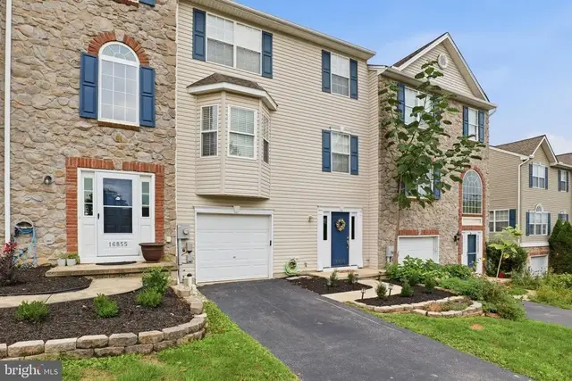 16853 Roosevelt Ln, Shrewsbury