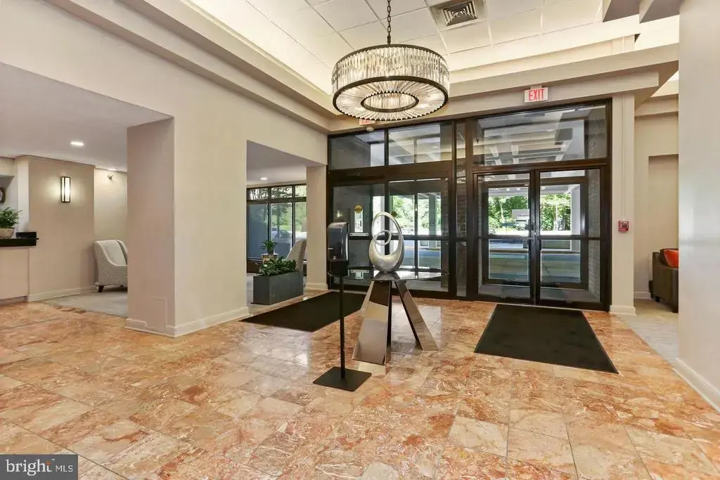 1808 Old Meadow Rd #302, MCLEAN