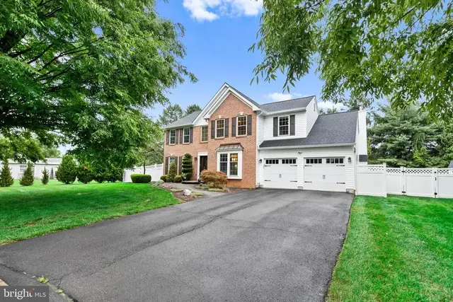 194 Hyacinth Dr S, Yardley