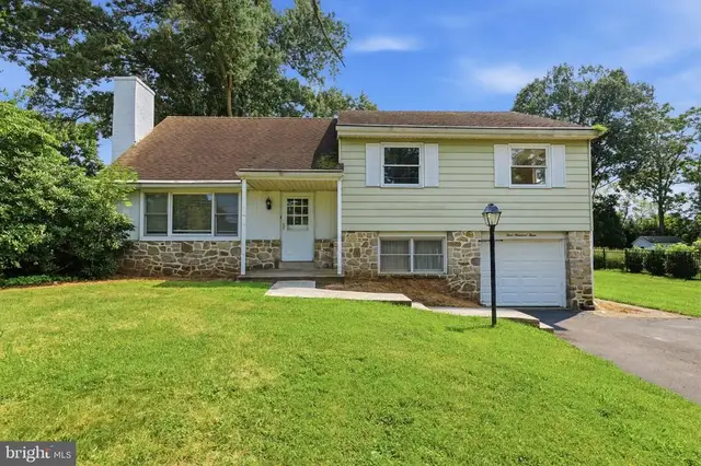 403 Merion Dr, Newtown
