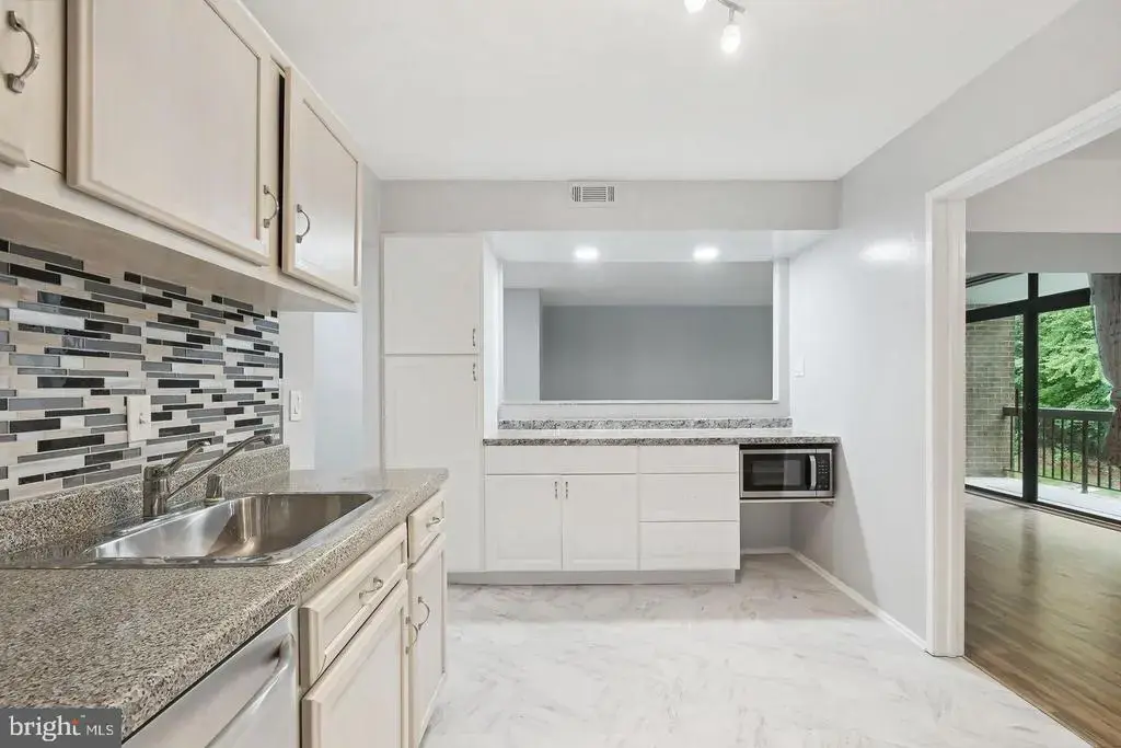1635 Parkcrest Cir #201, RESTON