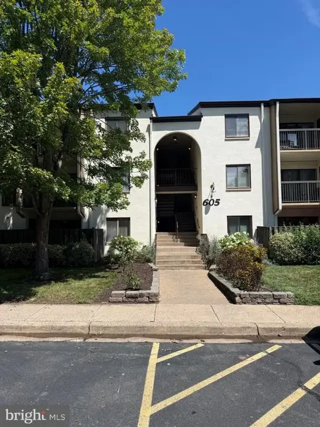 605 Center St #t4, Herndon