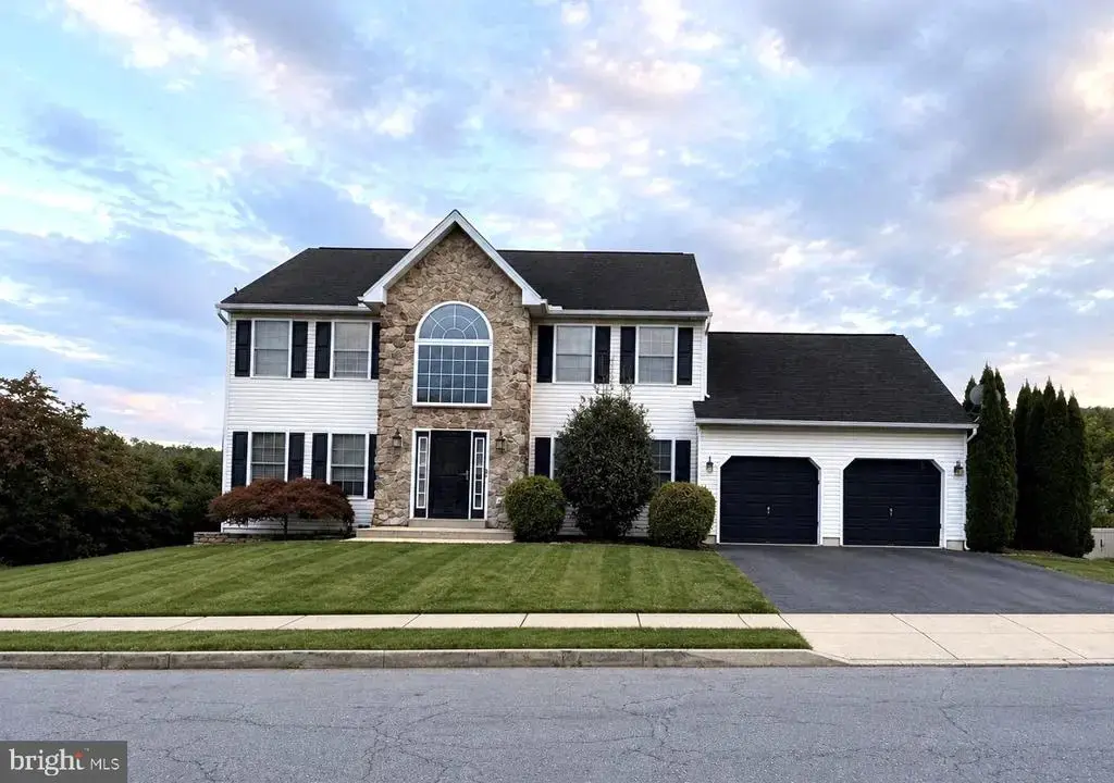17 Shelly Dr, READING
