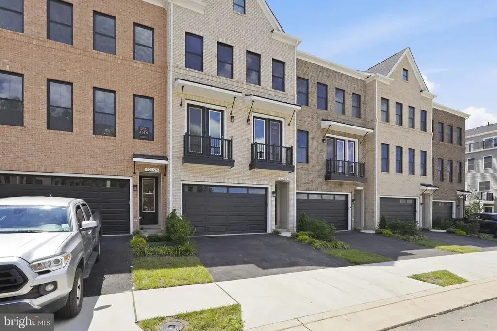 42200 Shining Star Sq, BRAMBLETON