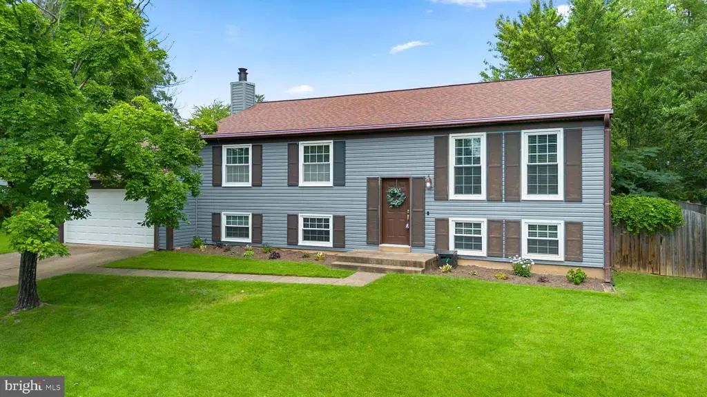 1236 Summerfield Dr, HERNDON