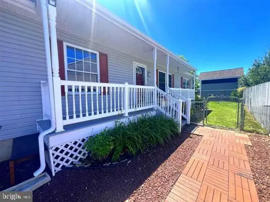 405 Millman Blvd, VILLAS