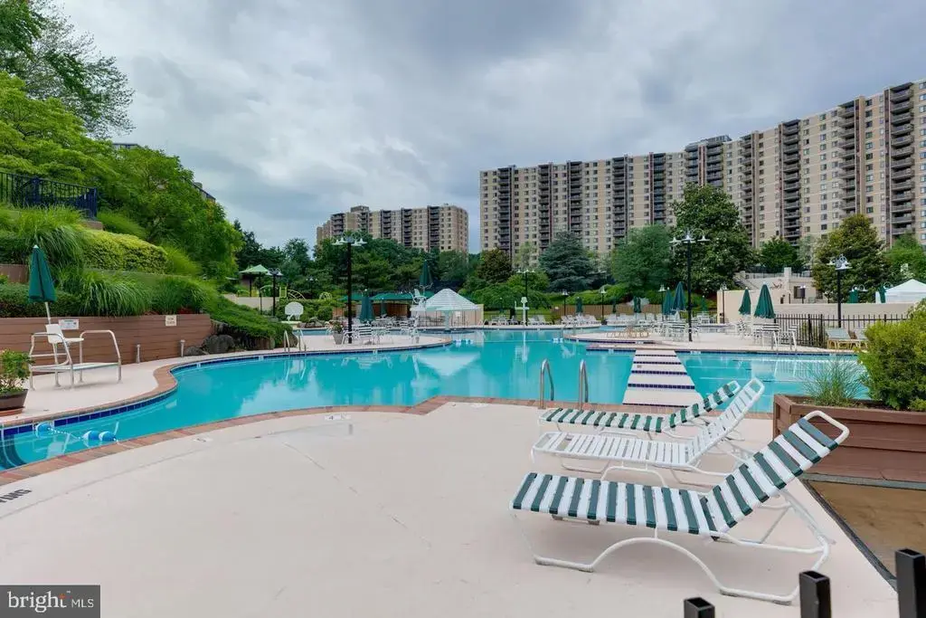 307 Yoakum Pkwy #222, ALEXANDRIA