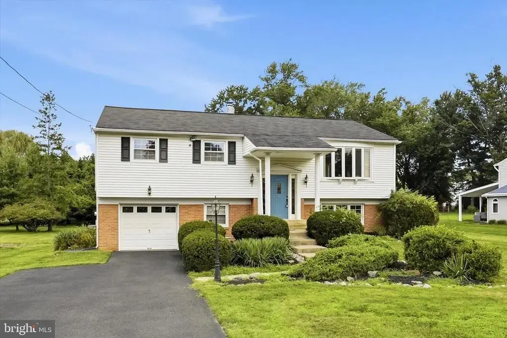 548 Fairhill Dr, SOUTHAMPTON