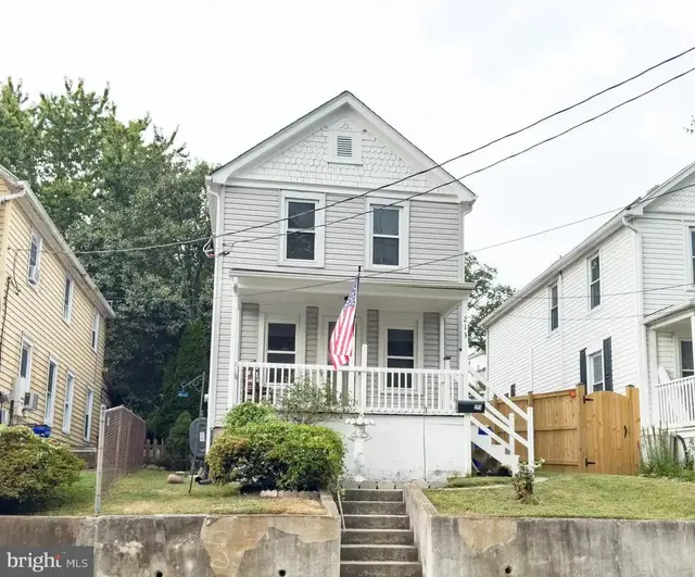 213 W B St, Brunswick