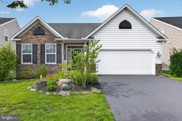 135 Goldenfield Dr, Lancaster