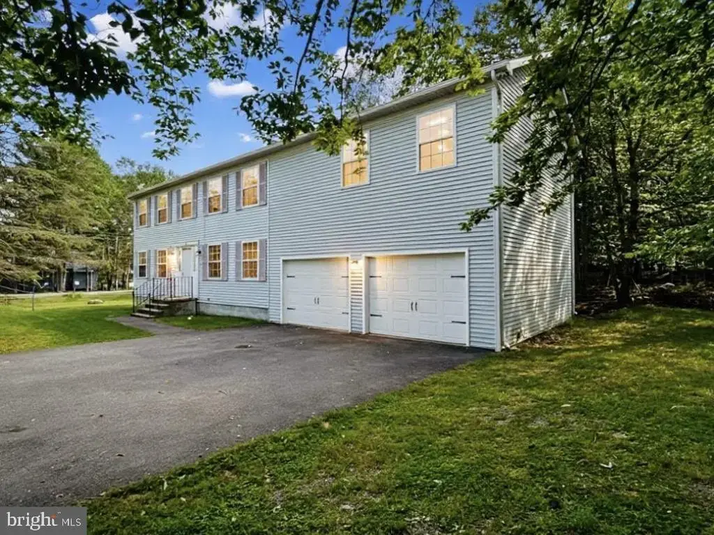 1226 Country Place Dr, TOBYHANNA