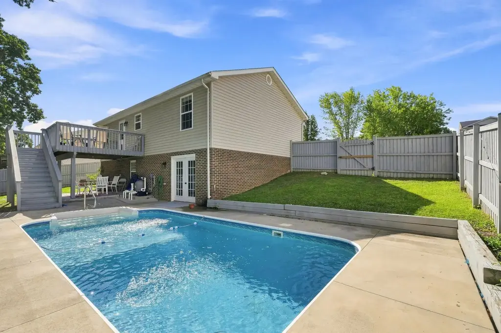 725 Christiansen Dr, STRASBURG