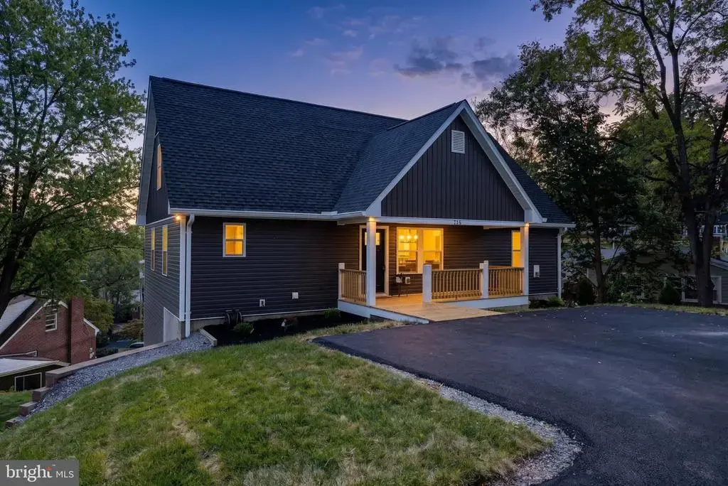 715 Hillcrest Dr, STAUNTON
