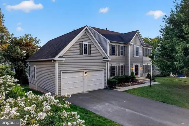889 Ballou St, Herndon