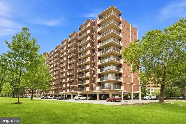 1300 Army Navy Dr #102, Arlington