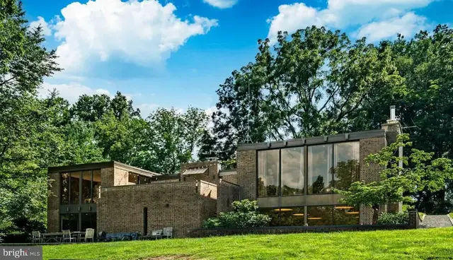 857 Briarwood Rd, Newtown Square