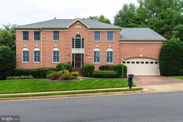 1954 Horse Shoe Dr, Vienna
